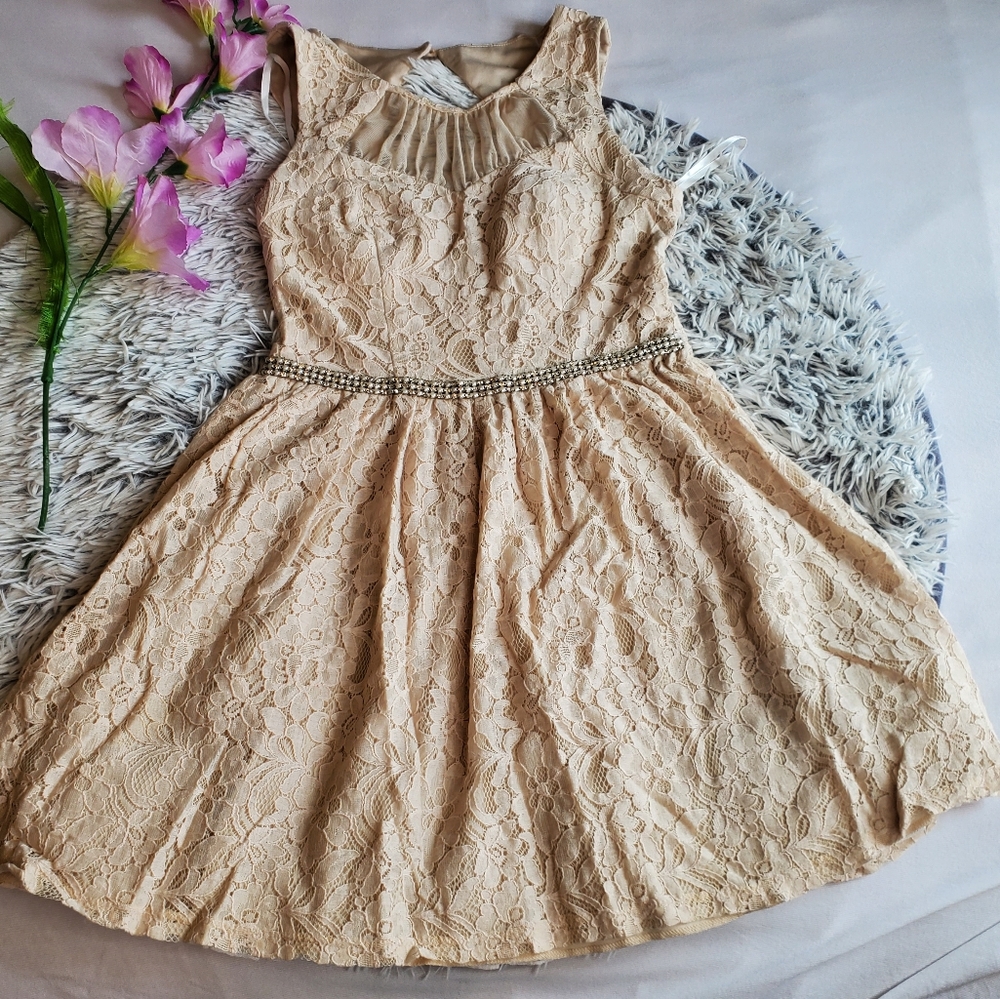 City Studio V neck  cream dress size 6